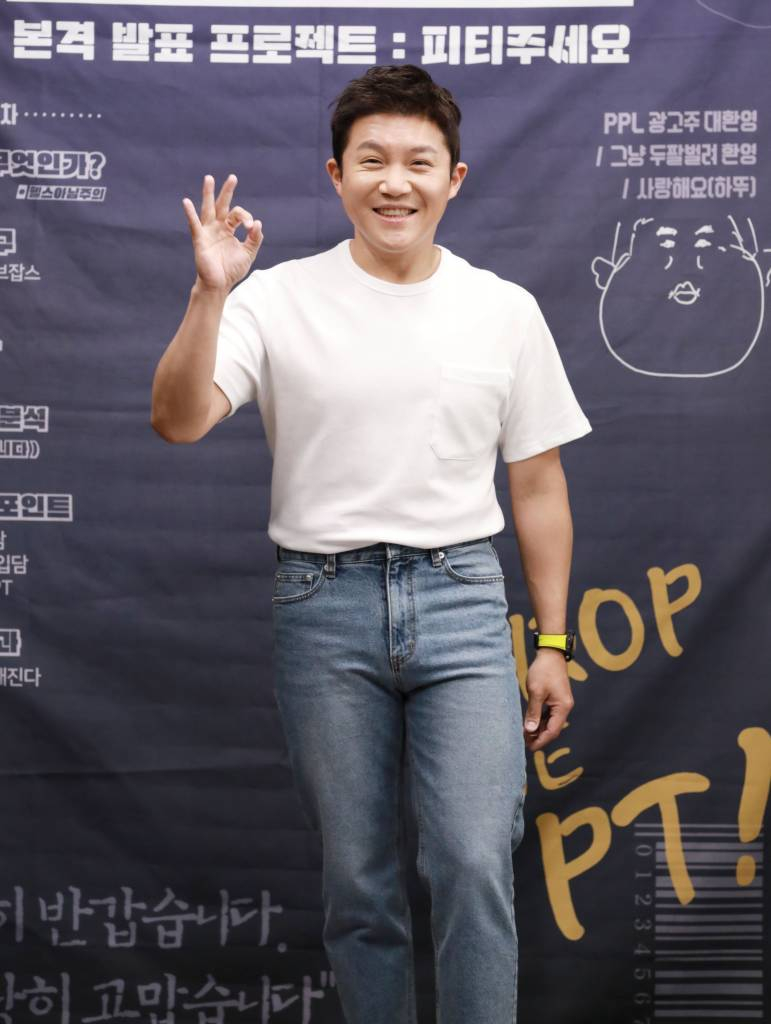 개그맨 조세호가 20일 오후 온라인 생중계로 진행된 딩고 조세호의 '드랍더피티' 제작발표회에 앞서 포즈를 취하고 있다. /사진제공=딩고 2021.05.20