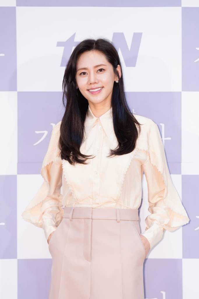 배우 추자현이 27일 오후 온라인 생방송으로 진행된 tvN 새 월화드라마 '아는 건 별로 없지만 가족입니다'(극본 김은정, 연출 권영일) 제작발표회에서 포즈를 취하고 있다. /사진제공=tvN
