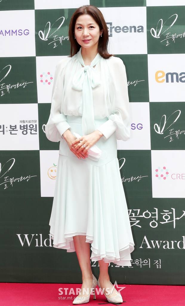 배우 김호정이 21일 오후 서울 남산 문학의 집에서 열린 '제8회 들곷영화상'에 참석해 포즈를 취하고 있다. 들꽃영화상은 대한민국에서 한 해 동안 만들어지는 저예산 독립영화를 재조명하고, 열악한 환경에서 창작 활동을 하고 있는 독립영화인들을 격려하기 위해 만들어진 시상식이다. 2021.05.21 /사진=김창현 기자 chmt@