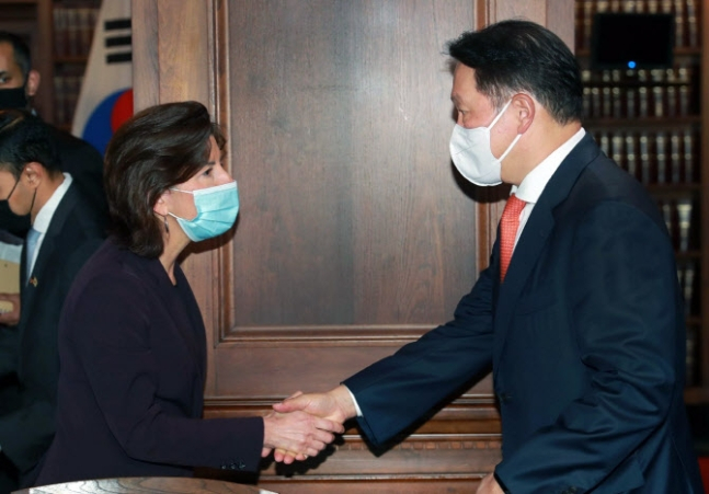 최태원 대한상공회의소 회장(사진 오른쪽)이 21일(현지 시각) 미국 워싱턴 D.C에서 열린 한미 비즈니스 라운드 테이블에 참석, 지나 레이몬도 상무부 장관을 만나 악수를 나누고 있다.
