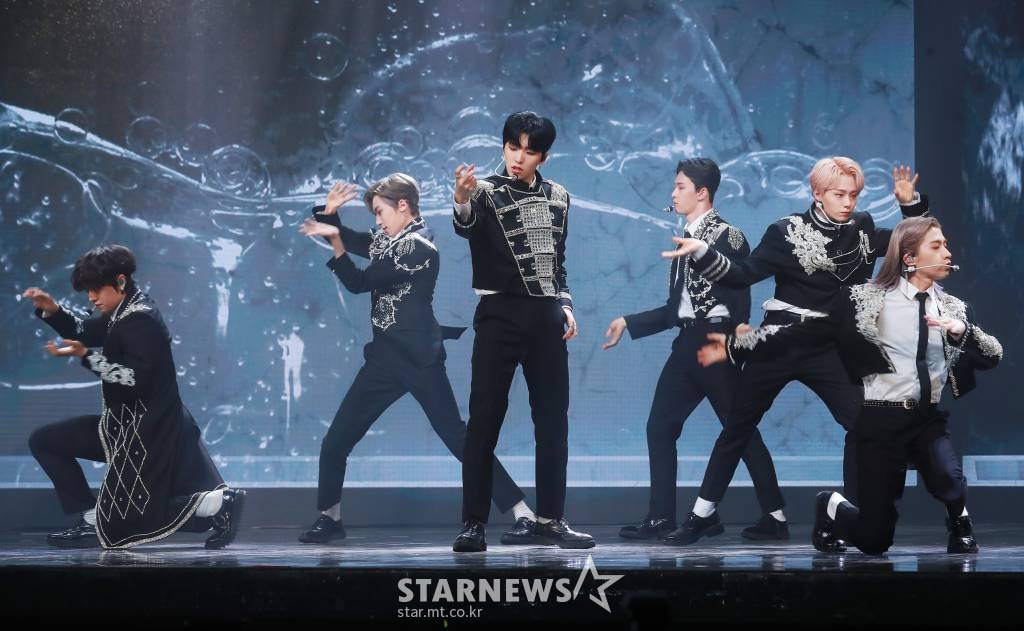 그룹 원어스(ONEUS)가 11일 오후 서울 광진구 예스24 라이브홀에서 진행된 다섯 번째 미니앨범 'BINARY CODE'(바이너리 코드) 발매 쇼케이스에서 신곡을 선보이고 있다. /2021.05.11 /사진=이동훈 기자 photoguy@