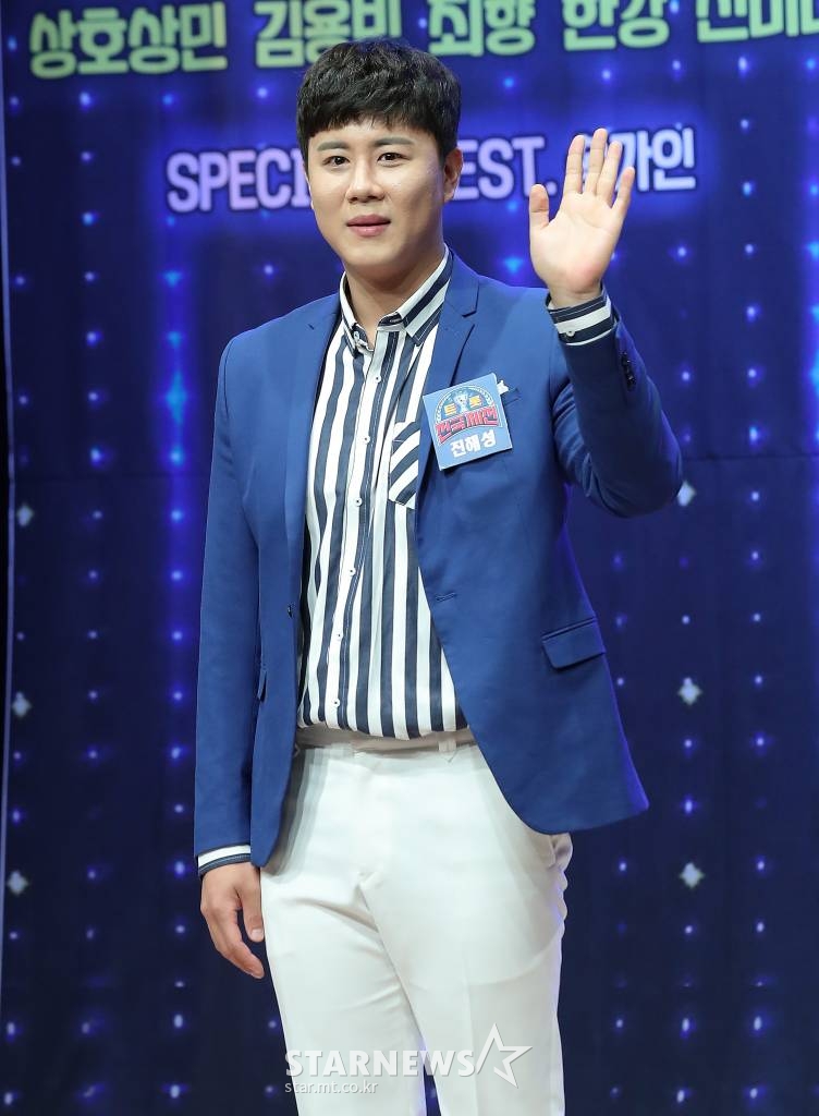 가수 진해성이 24일 오후 서울 강남구 청담동 일지아트홀에서 열린 '2021 트롯전국체전 투어 대국민 희망 콘서트' 제작발표회에 참석해 포즈를 취하고 있다. '2021 트롯전국체전 투어 대국민 희망 콘서트' 서울 공연은 7월 10일~11일, 광주 17일~18일에 개최된다. 2021.05.24 /사진=김창현 기자 chmt@