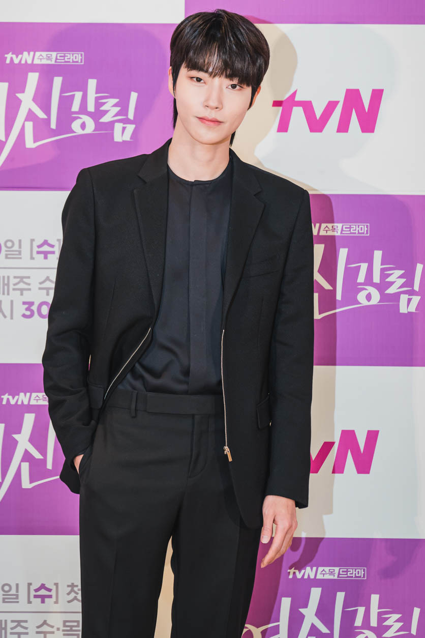 배우 황인엽이 2일 오후 온라인으로 진행된 tvN 새 수목드라마 '여신강림' 제작발표회에서 포즈를 취하고 있다. '여신강림'은 외모 콤플렉스를 가지고 있다가 '화장'을 통해 여신이 된 임주경(문가영 분)과 남모를 상처를 간직한 이수호(차은우 분)가 만나 서로의 비밀을 공유하며 성장하는 자존감 회복 로맨틱 코미디 드라마다. 동명의 인기 웹툰을 원작으로 한 작품이다. 오는 9일 오후 10시 30분 첫 방송된다. 제공=CJENM