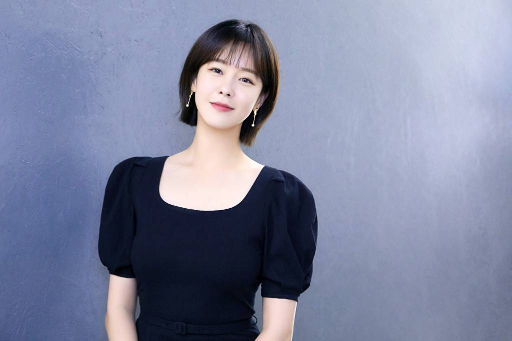 tvN 수목드라마 '마우스'에서 최홍주 PD역을 맡아 열연한 배우 경수진이 24일 오후 화상 인터뷰에 앞서 포즈를 취하고 있다. 경수진은 극 중 자부심이 강하고 취재를 위해서는 물, 불 안 가리는 PD 최홍주 역으로 분해 시청자들의 사랑을 받았다. / 사진제공 = YG엔터테인먼트