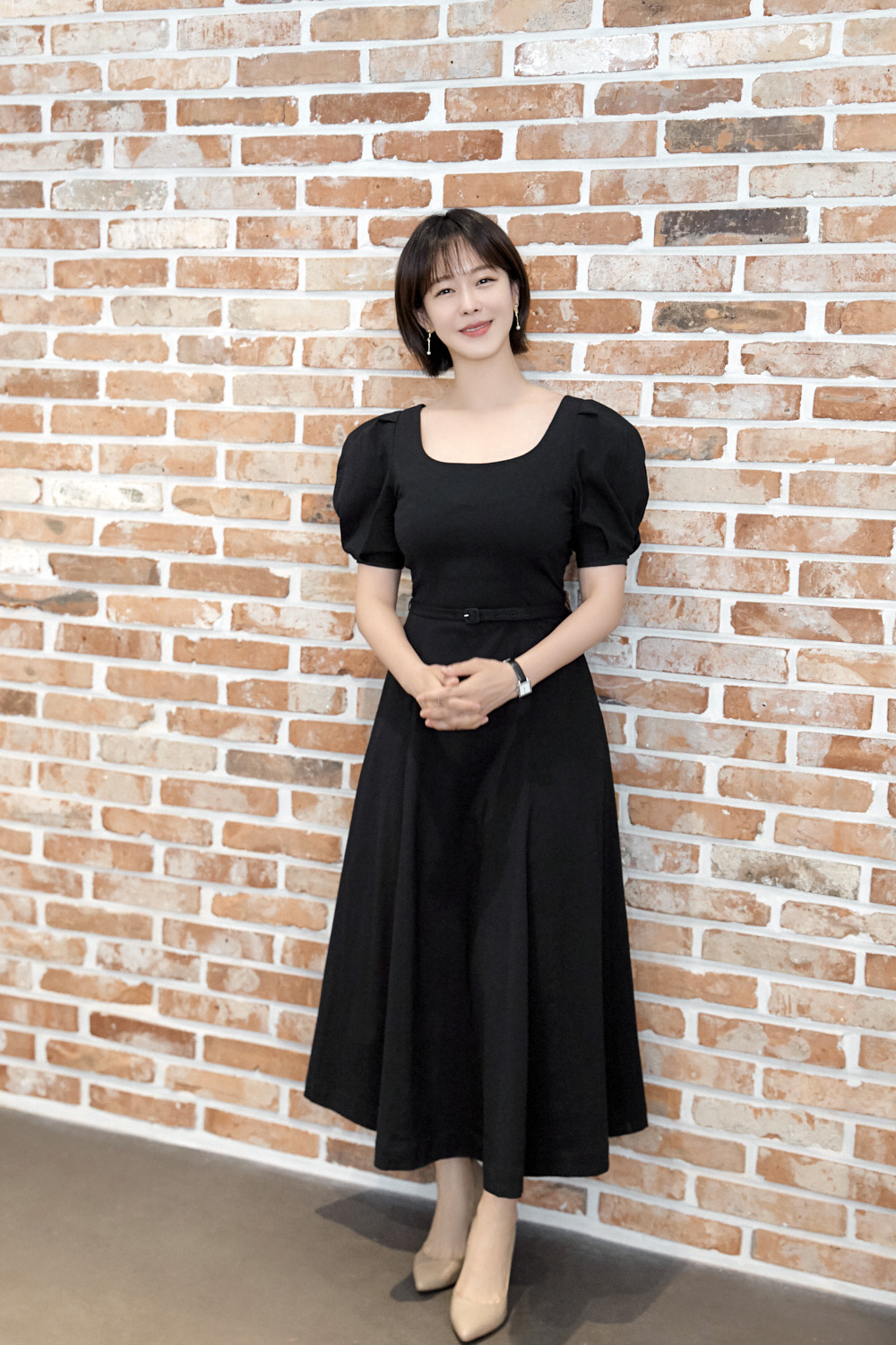 tvN 수목드라마 '마우스'에서 최홍주 PD역을 맡아 열연한 배우 경수진이 24일 오후 화상 인터뷰에 앞서 포즈를 취하고 있다. 경수진은 극 중 자부심이 강하고 취재를 위해서는 물, 불 안 가리는 PD 최홍주 역으로 분해 시청자들의 사랑을 받았다. / 사진제공 = YG엔터테인먼트