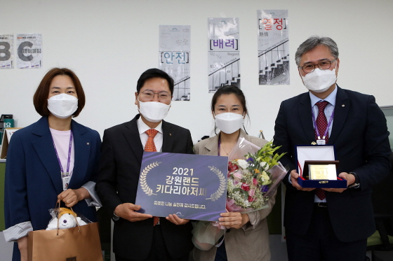 이삼걸 대표(왼쪽 두번째)와 시상자들/사진제공=강원랜드