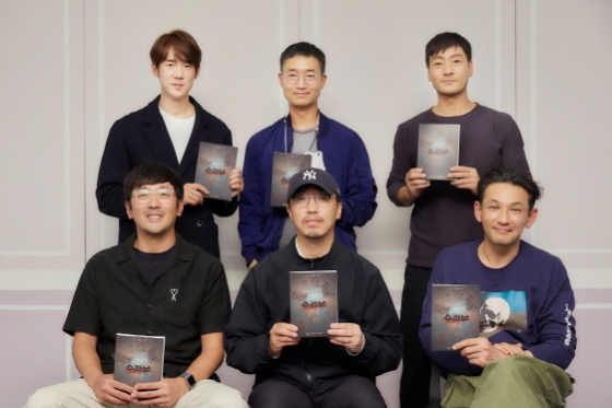 유연석과 조우진, 박해수, 황정민, 윤종빈감독,하정우(왼쪽 상단부터 시계방향으로) 등이 '수리남' 대본을 들고 포즈를 취하고 있다.