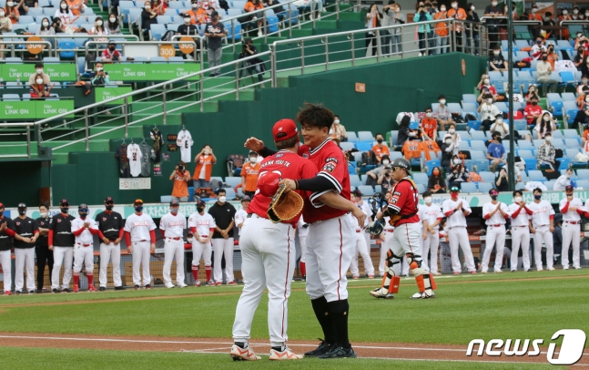 김태균(오른쪽)이 노시환과 포옹을 나누고 있다. /사진=뉴스1