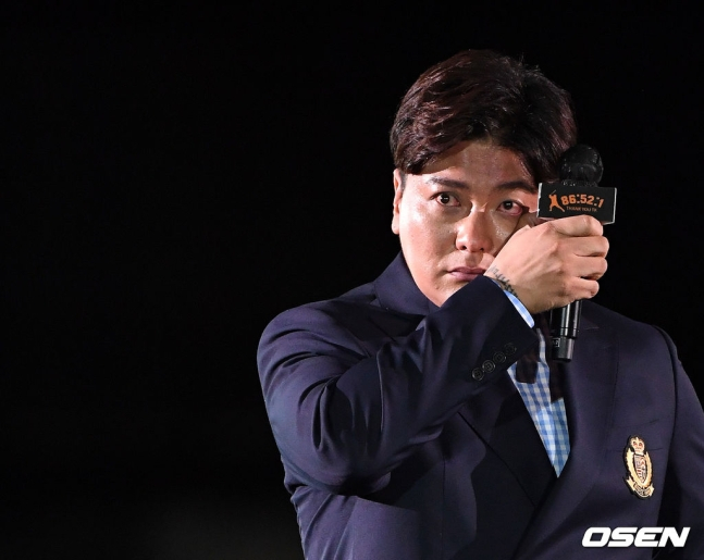 은퇴식 도중 눈물을 훔치고 있는 김태균.