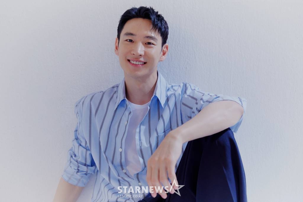 배우 이제훈이 31일 오후 화상으로 진행된 SBS 금토드라마 '모범택시' 종영 인터뷰에 앞서 포즈를 취하고 있다.  이제훈은 '모범택시'에서 누구보다 인간적이지만, 악당들에게 자비란 없는 다크 히어로 '김도기' 역으로 분해 시청자들의 사랑을 받았다. /사진=김창현 기자 chmt@
