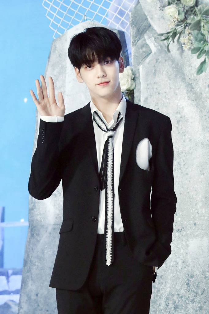 그룹 투모로우바이투게더(TXT) 수빈이 31일 오후 온라인으로 진행된 두 번째 정규 앨범 '혼돈의 장: FREEZE' 발매 기념 쇼케이스에 참석해 포즈를 취하고 있다. 투모로우바이투게더의 타이틀곡 '0X1=LOVESONG (I Know I Love You) feat. Seori'(제로 바이 원 러브송)은 트렌디한 하이브리드 팝 록 장르의 곡으로, 혼돈 속에서 만난 너를 향한 사랑만은 확실하다고 믿는 소년의 '자기 확신적' 사랑을 노래한다. 특히 이번 타이틀 곡은 방탄소년단 RM이 가사 작업에 참여해 더욱 눈길을 끌고 있다. / 사진제공 = 빅히트뮤직