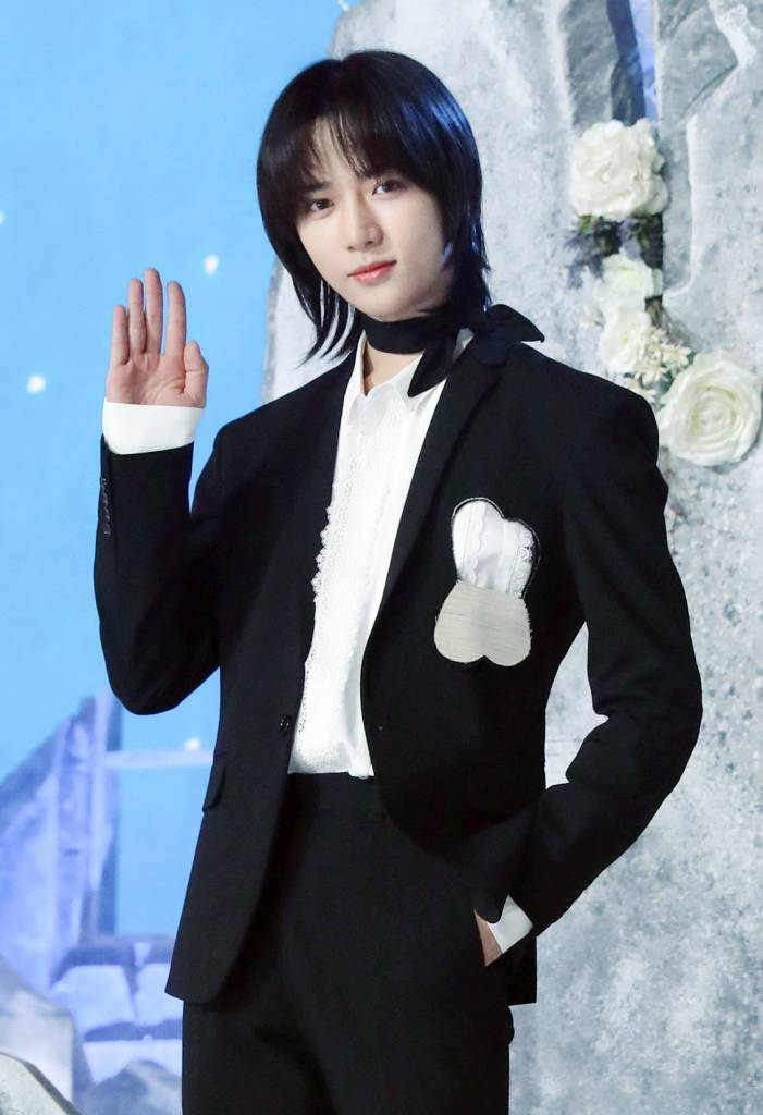그룹 투모로우바이투게더(TXT) 범규가 31일 오후 온라인으로 진행된 두 번째 정규 앨범 '혼돈의 장: FREEZE' 발매 기념 쇼케이스에 참석해 포즈를 취하고 있다. 투모로우바이투게더의 타이틀곡 '0X1=LOVESONG (I Know I Love You) feat. Seori'(제로 바이 원 러브송)은 트렌디한 하이브리드 팝 록 장르의 곡으로, 혼돈 속에서 만난 너를 향한 사랑만은 확실하다고 믿는 소년의 '자기 확신적' 사랑을 노래한다. 특히 이번 타이틀 곡은 방탄소년단 RM이 가사 작업에 참여해 더욱 눈길을 끌고 있다. / 사진제공 = 빅히트뮤직