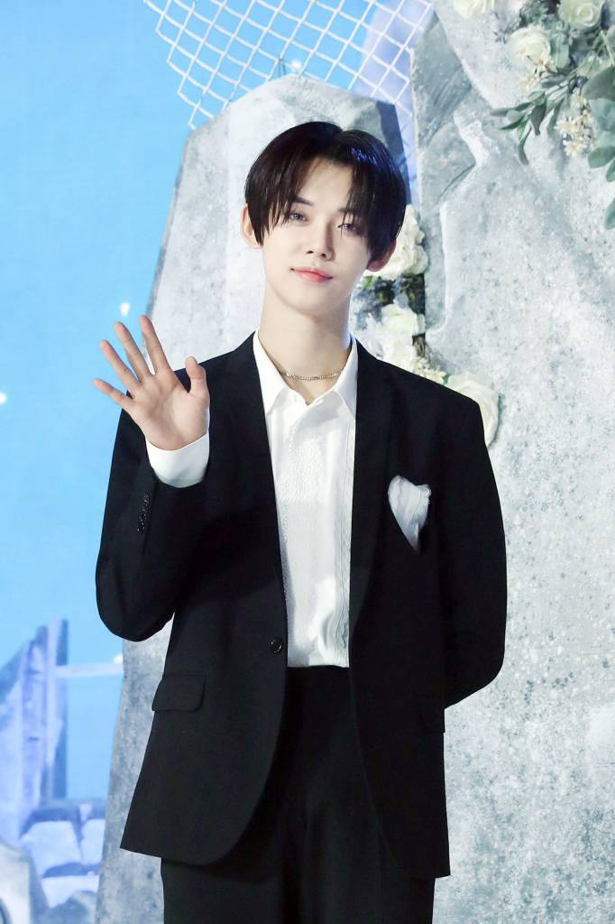 그룹 투모로우바이투게더(TXT) 연준이 31일 오후 온라인으로 진행된 두 번째 정규 앨범 '혼돈의 장: FREEZE' 발매 기념 쇼케이스에 참석해 포즈를 취하고 있다. 투모로우바이투게더의 타이틀곡 '0X1=LOVESONG (I Know I Love You) feat. Seori'(제로 바이 원 러브송)은 트렌디한 하이브리드 팝 록 장르의 곡으로, 혼돈 속에서 만난 너를 향한 사랑만은 확실하다고 믿는 소년의 '자기 확신적' 사랑을 노래한다. 특히 이번 타이틀 곡은 방탄소년단 RM이 가사 작업에 참여해 더욱 눈길을 끌고 있다. / 사진제공 = 빅히트뮤직