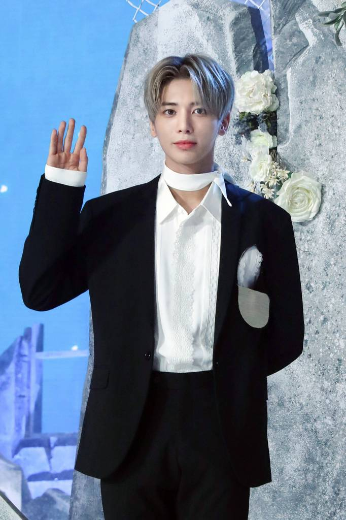 그룹 투모로우바이투게더(TXT) 태현이 31일 오후 온라인으로 진행된 두 번째 정규 앨범 '혼돈의 장: FREEZE' 발매 기념 쇼케이스에 참석해 포즈를 취하고 있다. 투모로우바이투게더의 타이틀곡 '0X1=LOVESONG (I Know I Love You) feat. Seori'(제로 바이 원 러브송)은 트렌디한 하이브리드 팝 록 장르의 곡으로, 혼돈 속에서 만난 너를 향한 사랑만은 확실하다고 믿는 소년의 '자기 확신적' 사랑을 노래한다. 특히 이번 타이틀 곡은 방탄소년단 RM이 가사 작업에 참여해 더욱 눈길을 끌고 있다. / 사진제공 = 빅히트뮤직