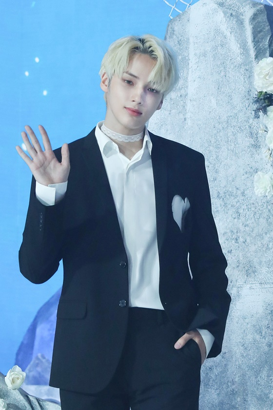 그룹 투모로우바이투게더(TXT) 휴닝카이가 31일 오후 온라인으로 진행된 두 번째 정규 앨범 '혼돈의 장: FREEZE' 발매 기념 쇼케이스에 참석해 포즈를 취하고 있다. 투모로우바이투게더의 타이틀곡 '0X1=LOVESONG (I Know I Love You) feat. Seori'(제로 바이 원 러브송)은 트렌디한 하이브리드 팝 록 장르의 곡으로, 혼돈 속에서 만난 너를 향한 사랑만은 확실하다고 믿는 소년의 '자기 확신적' 사랑을 노래한다. 특히 이번 타이틀 곡은 방탄소년단 RM이 가사 작업에 참여해 더욱 눈길을 끌고 있다. / 사진제공 = 빅히트뮤직
