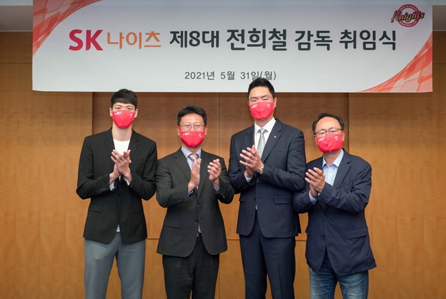 31일 열린 전희철 감독 취임식. 왼쪽부터 김선형, 김희섭 구단주대행, 전희철 감독, 오경식 단장 . /사진=SK 나이츠