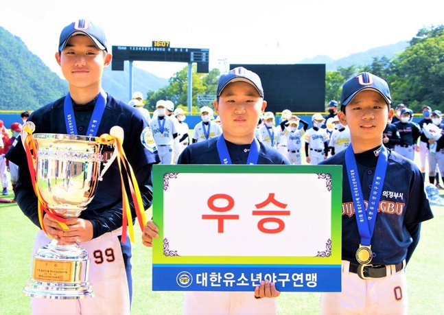 우승을 차지한 경기 의정부시유소년야구단 선수들. /사진=대한유소년야구연맹