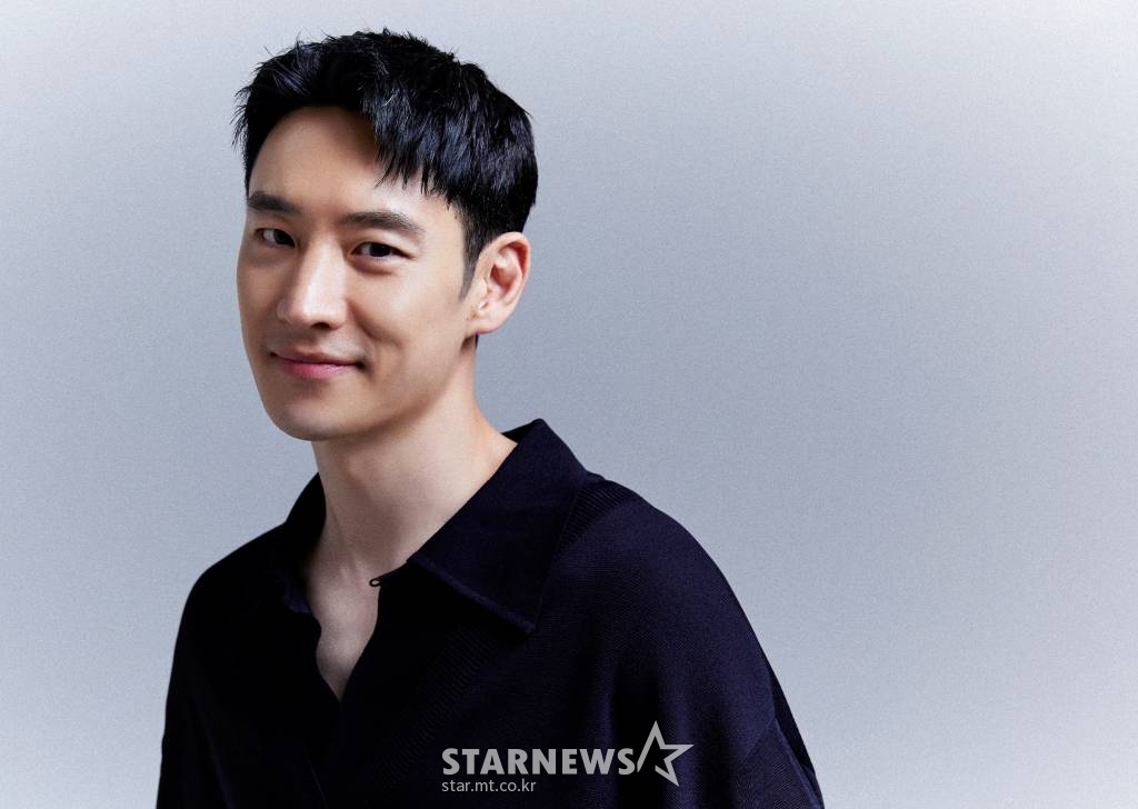 배우 이제훈이 31일 오후 화상으로 진행된 SBS 금토드라마 '모범택시' 종영 인터뷰에 앞서 포즈를 취하고 있다. 이제훈은 '모범택시'에서 누구보다 인간적이지만, 악당들에게 자비란 없는 다크 히어로 '김도기' 역으로 분해 시청자들의 사랑을 받았다. /사진=김창현 기자 chmt@
