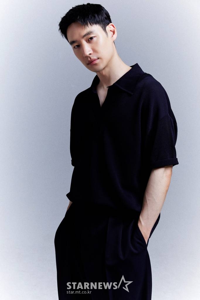 배우 이제훈이 31일 오후 화상으로 진행된 SBS 금토드라마 '모범택시' 종영 인터뷰에 앞서 포즈를 취하고 있다. 이제훈은 '모범택시'에서 누구보다 인간적이지만, 악당들에게 자비란 없는 다크 히어로 '김도기' 역으로 분해 시청자들의 사랑을 받았다. /사진=김창현 기자 chmt@