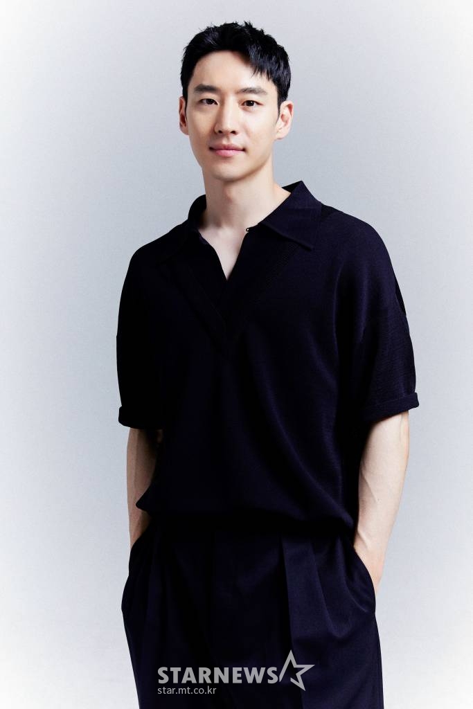 배우 이제훈이 31일 오후 화상으로 진행된 SBS 금토드라마 '모범택시' 종영 인터뷰에 앞서 포즈를 취하고 있다. 이제훈은 '모범택시'에서 누구보다 인간적이지만, 악당들에게 자비란 없는 다크 히어로 '김도기' 역으로 분해 시청자들의 사랑을 받았다. /사진=김창현 기자 chmt@