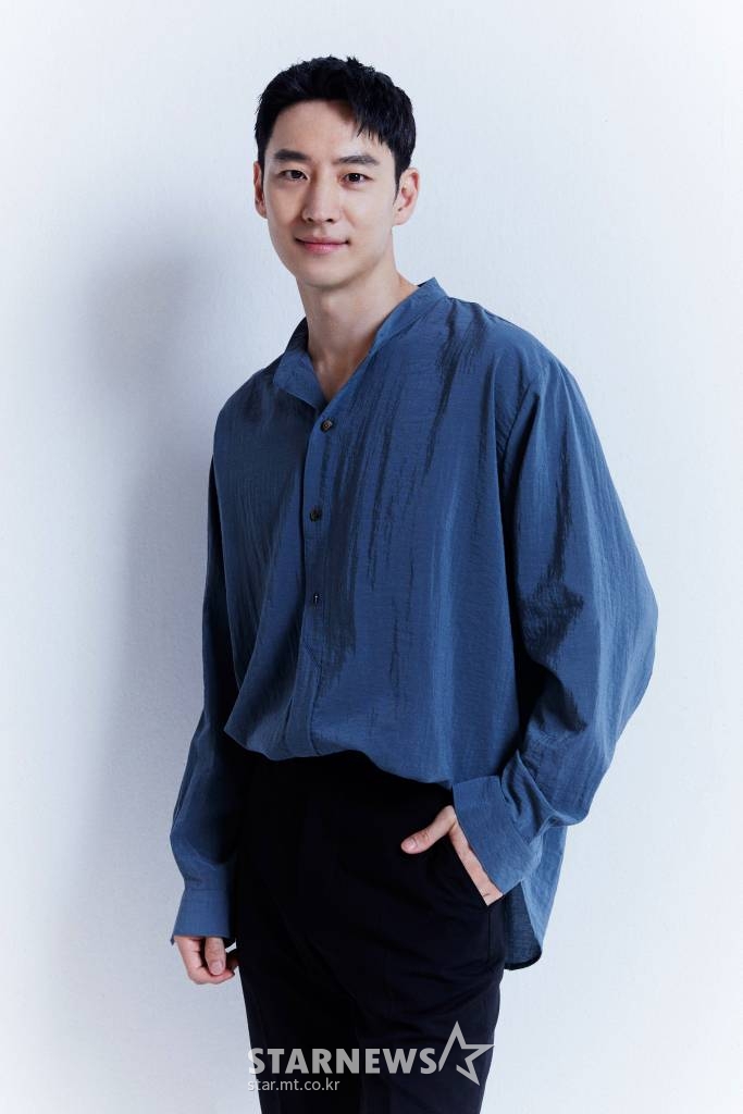 배우 이제훈이 31일 오후 화상으로 진행된 SBS 금토드라마 '모범택시' 종영 인터뷰에 앞서 포즈를 취하고 있다. 이제훈은 '모범택시'에서 누구보다 인간적이지만, 악당들에게 자비란 없는 다크 히어로 '김도기' 역으로 분해 시청자들의 사랑을 받았다. /사진=김창현 기자 chmt@
