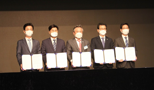 대한체육회가 3일 임시대의원총회에서 '2027년 제34회 하계세계대학경기대회' 유치 신청도시로 충청권 4개 시도를 확정한 뒤 시·도지사들과 협약을 맺고 있다. 왼쪽부터 허태정 대전시장, 이춘희 세종시장, 이기흥 대한체육회장, 이시종 충북도지사, 양승조 충남도지사. /사진=대한체육회