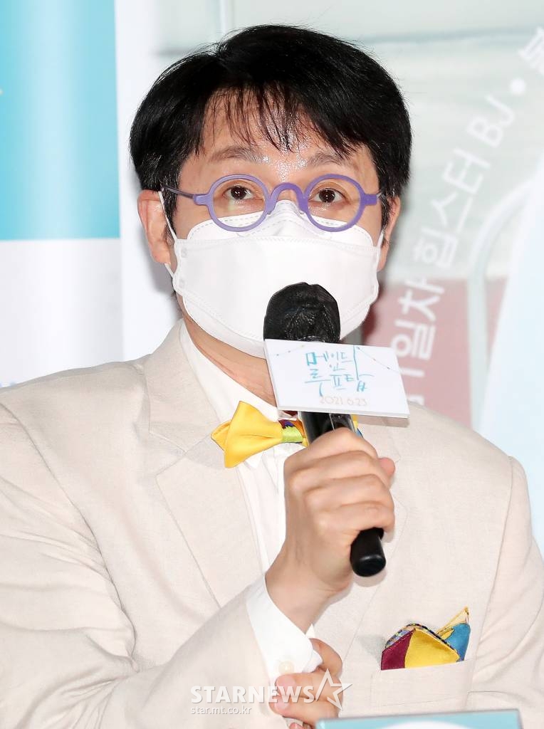 김조광수 감독이 7일 오후 서울 광진구 롯데시네마 건대입구점에서 열린 영화 '메이드 인 루프탑'(감독 김조광수) 언론시사회 및 간담회에 참석해 인사말을 하고 있다. '메이드 인 루프탑'은 이별 1일차 하늘과 썸 1일차 봉식이 별다를 것 없지만 별난 각자의 방식대로 쿨하고! 힙하게! 밀당 연애를 시작하는 이야기를 그린 요즘 것들의 하이텐션 썸머 로맨스다. 오는 23일 개봉. 2021.06.07 /사진=김창현 기자 chmt@
