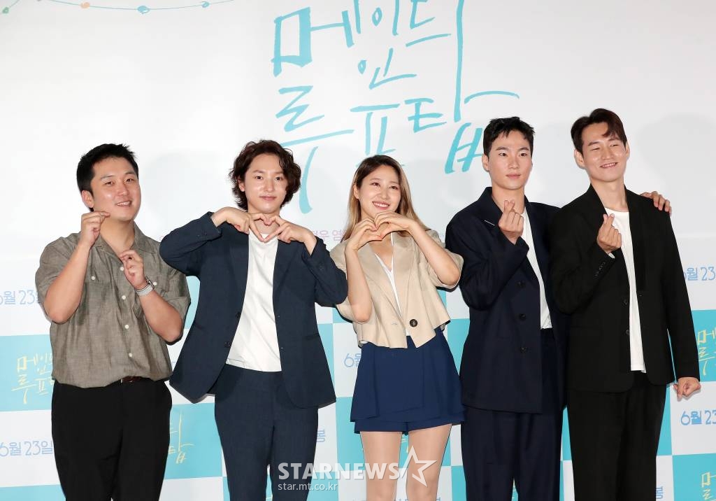 배우 곽민규, 정휘, 염문경, 이홍내, 강정우가 7일 오후 서울 광진구 롯데시네마 건대입구점에서 열린 영화 '메이드 인 루프탑'(감독 김조광수) 언론시사회 및 간담회에 참석해 포즈를 취하고 있다. '메이드 인 루프탑'은 이별 1일차 하늘과 썸 1일차 봉식이 별다를 것 없지만 별난 각자의 방식대로 쿨하고! 힙하게! 밀당 연애를 시작하는 이야기를 그린 요즘 것들의 하이텐션 썸머 로맨스다. 오는 23일 개봉. 2021.06.07 /사진=김창현 기자 chmt@