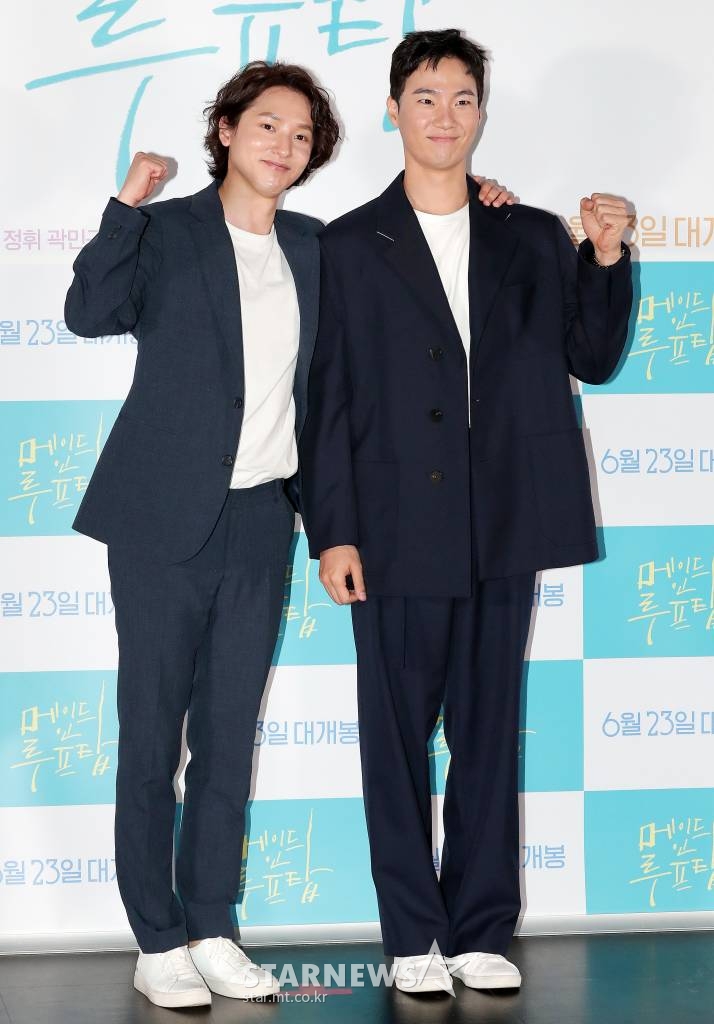 배우 정휘, 이홍내가 7일 오후 서울 광진구 롯데시네마 건대입구점에서 열린 영화 '메이드 인 루프탑'(감독 김조광수) 언론시사회 및 간담회에 참석해 포즈를 취하고 있다. '메이드 인 루프탑'은 이별 1일차 하늘과 썸 1일차 봉식이 별다를 것 없지만 별난 각자의 방식대로 쿨하고! 힙하게! 밀당 연애를 시작하는 이야기를 그린 요즘 것들의 하이텐션 썸머 로맨스다. 오는 23일 개봉. 2021.06.07 /사진=김창현 기자 chmt@