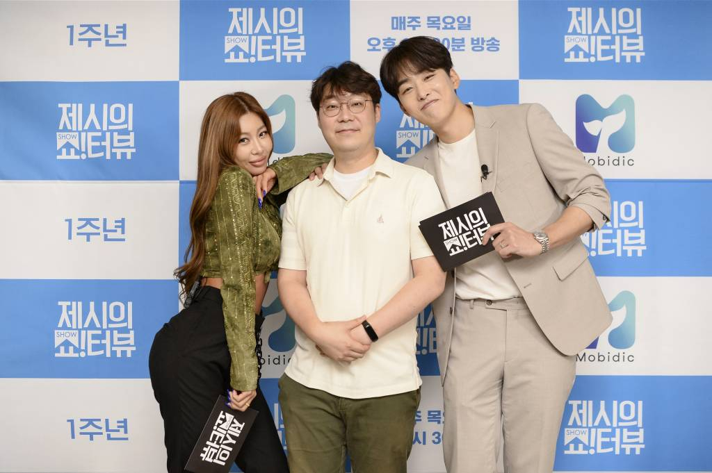 가수 제시, 김한진 PD, 조정식 아나운서가 7일 오후 온라인 생중계로 진행된 '제시의 쇼!터뷰' 1주년 기자간담회에 앞서 포즈를 취하고 있다. /사진제공=SBS 2021.06.07