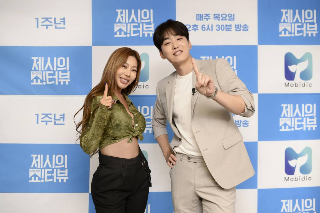 가수 제시, 조정식 아나운서가 7일 오후 온라인 생중계로 진행된 '제시의 쇼!터뷰' 1주년 기자간담회에 앞서 포즈를 취하고 있다. /사진제공=SBS 2021.06.07