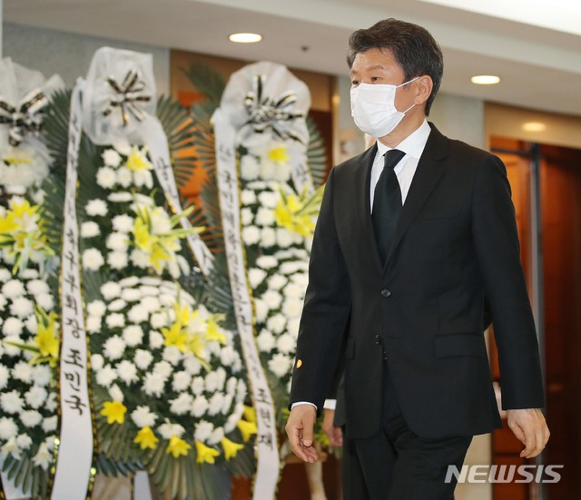 정몽규 대한축구협회장이 8일 유상철 전 감독의 빈소를 찾아 조문하고 있다. /사진=뉴시스