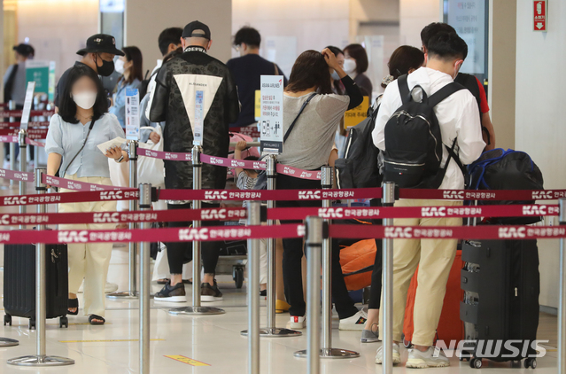 부처님 오신날을 하루 앞둔 18일 김포국제공항 국내선 청사에서 여행객들이 탑승수속을 밟고 있다./사진제공=뉴시스