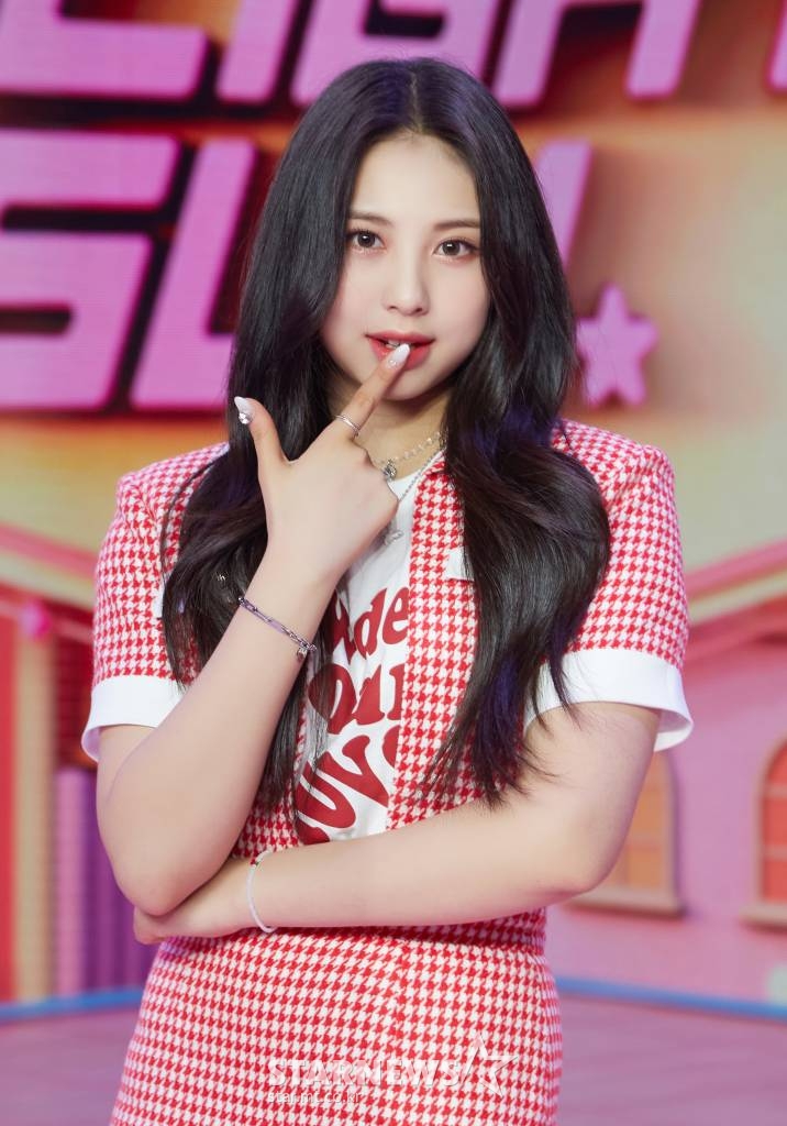 신인 걸그룹 라잇썸(LIGHTSUM) 지안이 10일 오후 온라인 생중계로 진행된 데뷔 싱글 앨범 '바닐라'(Vanilla) 발매 쇼케이스에 앞서 포즈를 취하고 있다. /사진제공=큐브엔터테인먼트 2021.06.10