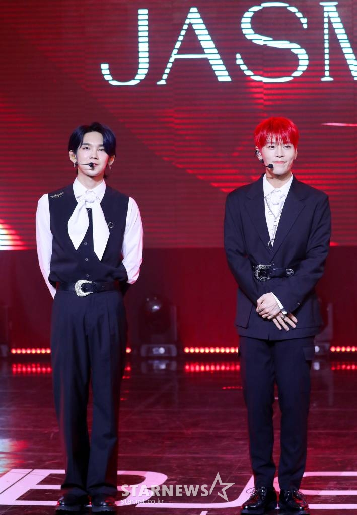 그룹 JBJ95 켄타, 상균이 28일 오후 온라인 생중계로 진행된 네 번째 미니앨범 ‘JASMIN'(자스민) 발매 쇼케이스에서 신곡을 선보이고 있다. /사진제공=스타로드엔터테인먼트 /사진=이동훈 기자 photoguy@