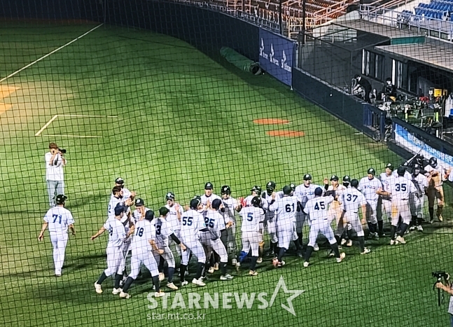 비록 패했지만 결승전이 끝난 뒤 대구고 선수들이 하이파이브를 힘차게 나누며 서로를 격려하고 있다. /사진=김우종 기자
