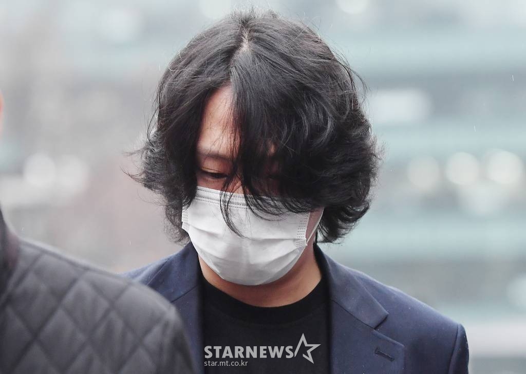 성추행 혐의를 받고 있는 그룹 B.A.P 출신 힘찬(본명 김힘찬)이 18일 오후 서울 서초구 중앙지법에서 진행된 8차 공판을 마친 뒤 차량으로 이동하고 있다.힘찬은 2018년 7월 24일 경기도 남양주시 조안면의 한 펜션에서 동행한 20대 여성 A씨를 성추행 한 혐의를 받는다. /사진=김창현 기자 chmt@