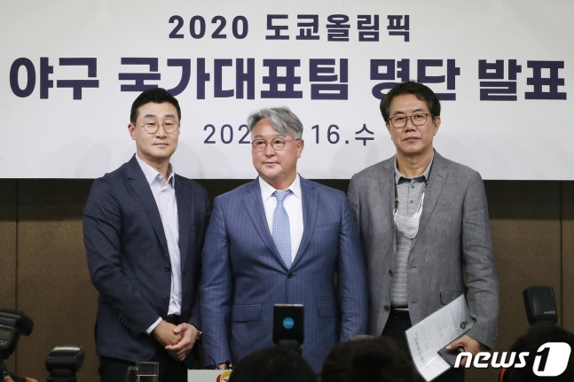 김경문 대한민국 야구 대표팀 감독(가운데)이 16일 오전 서울 강남구 도곡동 KBO 야구회관에서 열린 도쿄올림픽 야구 국가대표팀 명단 발표 기자회견에서 김시진 기술위원장(오른쪽), 이종열 코치와 기념촬영을 하고 있다./사진=뉴스1