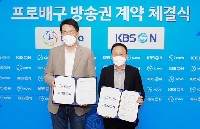 16일 프로배구 방송권 계약 체결식에 참석한 조원태(왼쪽) 한국배구연맹 총재와 박중민 KBSN 대표. /사진=한국배구연맹