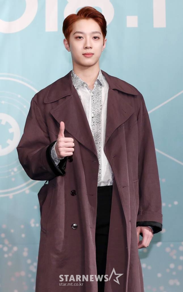 그룹 워너원 라이관린이 19일 오후 서울 영등포구 여의도 콘래드호텔에서 진행된 첫 정규앨범 '1¹¹=1 (POWER OF DESTINY)' 기자회견에 참석해 포즈를 취하고 있다. /사진=김휘선 기자 hwijpg@