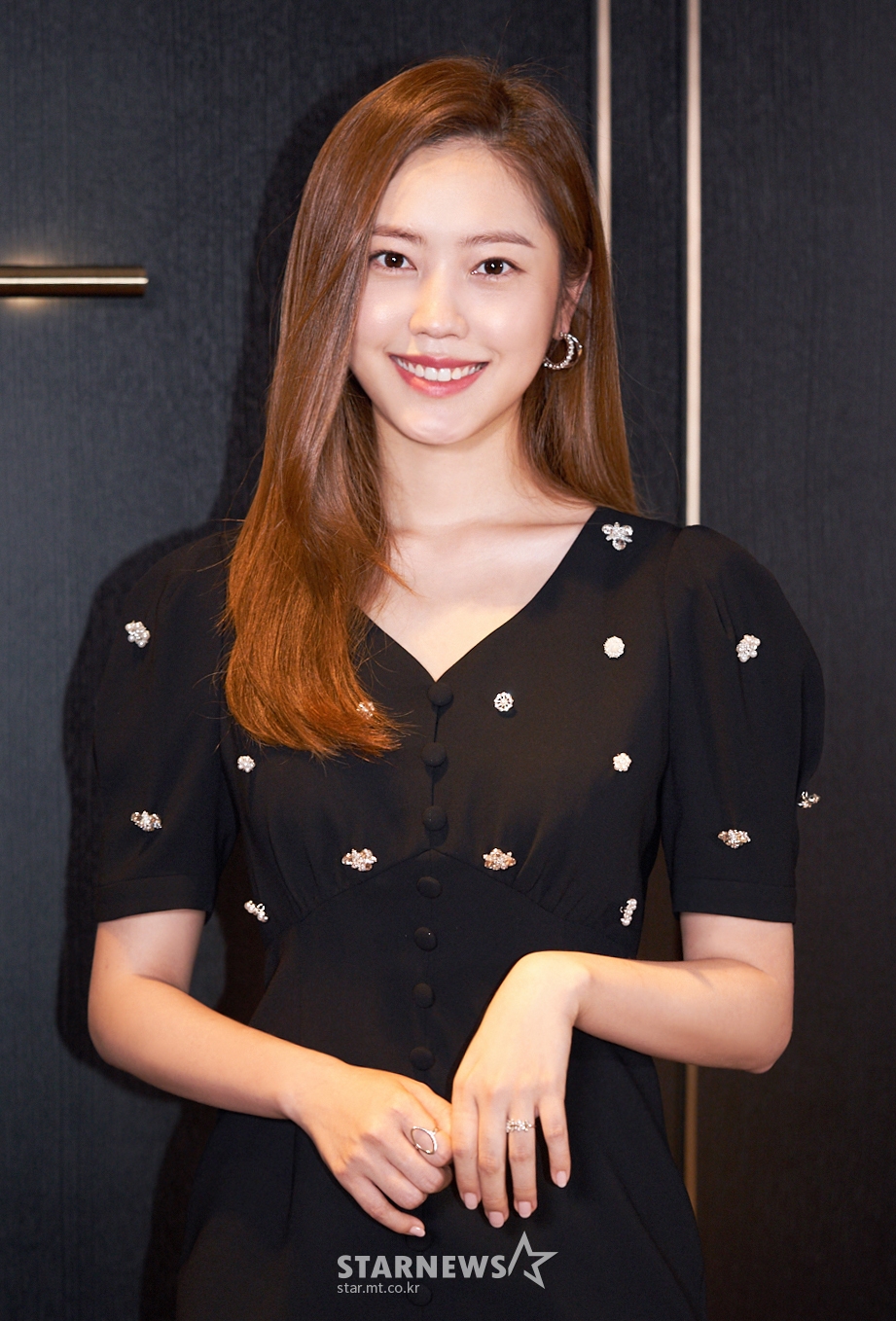 영화 '여고괴담 여섯번째 이야기: 모교'(감독 이미영)의 주연배우 최리가 14일 오전 진행된 온라인 인터뷰를 위해 포즈를 취하고 있다. /사진제공=kth 2021.06.14 /사진=이동훈 기자 photoguy@