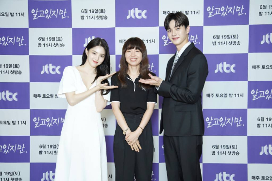 한소희, 김가람 PD, 송강이 18일 오후 온라인 생중계로 진행된 JTBC 토요스페셜 '알고있지만,' 제작발표회에 참석해 포즈를 취하고 있다. /사진제공=JTBC