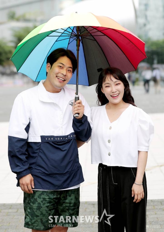 tvN '코미디빅리그' 코너 '포토그래퍼 삘충만'의 김해준(사진 왼쪽), 이은지./사진=김창현 기자 chmt@