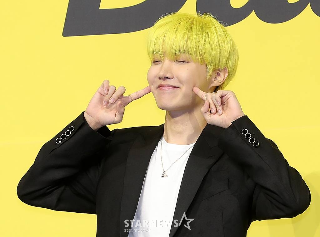 방탄소년단(BTS) 제이홉이 21일 오후 서울 송파구 방이동 올림픽홀에서 진행된 새 싱글앨범 'Butter' 발매 기념 쇼케이스에서 포즈를 취하고 있다. 'Butter'에는 버터처럼 부드럽게 녹아들어 너를 사로잡겠다는 방탄소년단의 귀여운 고백이 담겨있다. 방탄소년단은 'Butter'를 사실상의 선 공개 싱글로 스타트를 끊고 6월 중 'Butter'가 포함된 새 앨범을 발매할 계획이다. 2021.05.21 /사진=김창현 기자 chmt@