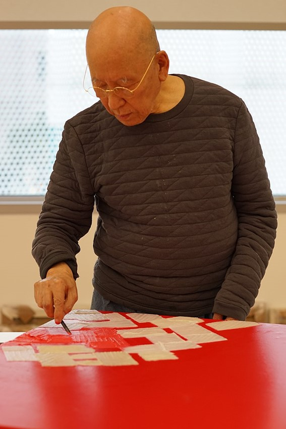 작업 중인 박서보(Park Seo-Bo) 작가, 2019. 사진제공= 선의의 바람 via Wikimedia Commons.