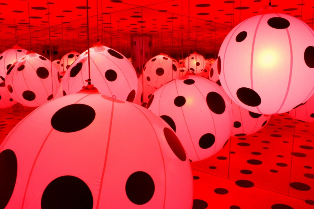 쿠사마 야요이(Yayoi Kusama), 전시회 '점에 대한 강박(Dots Obsession)', Parc de la Villette, Paris, 2008. 사진제공= Evan Bench via Flickr/Creative Commons.