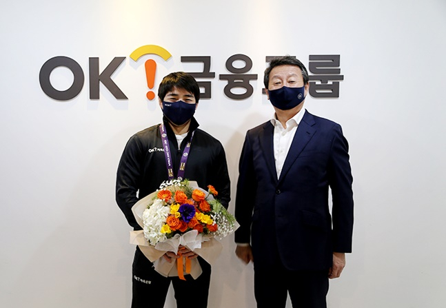 지난 1월 28일 후원 계약 연장 후 안창림(왼쪽)과 최윤 OK금융그룹 회장이 기념 촬영하는 모습. /사진=OK금융그룹 제공