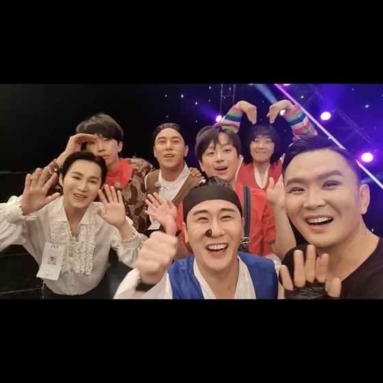 개그맨 윤형빈(사진 맨 오른쪽)이 TV조선 '뽕숭아학당: 인생학교'의 뽕6 임영웅, 영탁, 이찬원, 장민호, 김희재, 황윤성과 함께 했다./사진=윤형빈 인스타그램