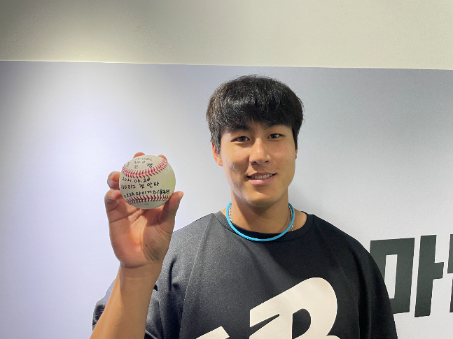 kt wiz 김건형이 24일 수원 KIA전 데뷔 첫 안타 기념구를 들고 웃고 있다. /사진=kt wiz