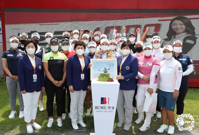 동료 선후배들과 기념촬영한 홍란./사진=KLPGA